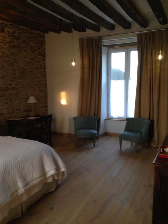 Le Manoir De La Vieille Douve Bed and Breakfast Bourg-d'Ire Habitación foto