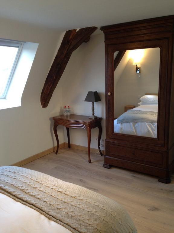 Le Manoir De La Vieille Douve Bed and Breakfast Bourg-d'Ire Habitación foto