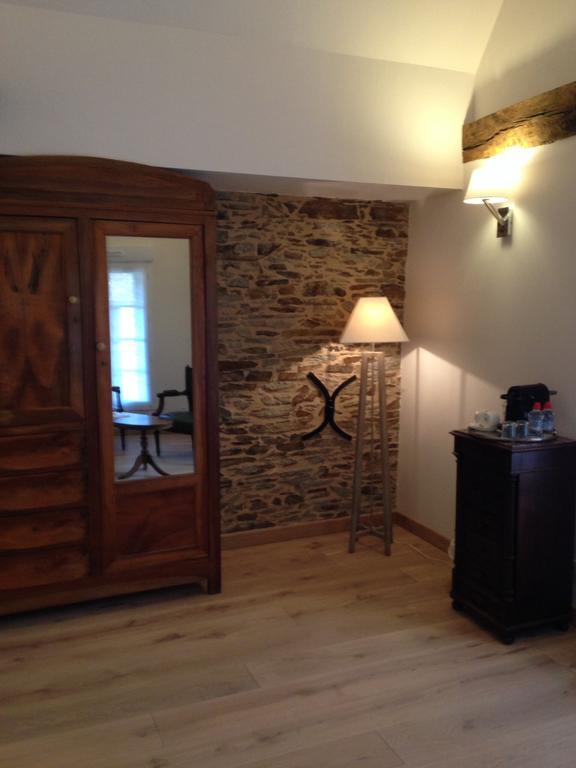 Le Manoir De La Vieille Douve Bed and Breakfast Bourg-d'Ire Habitación foto