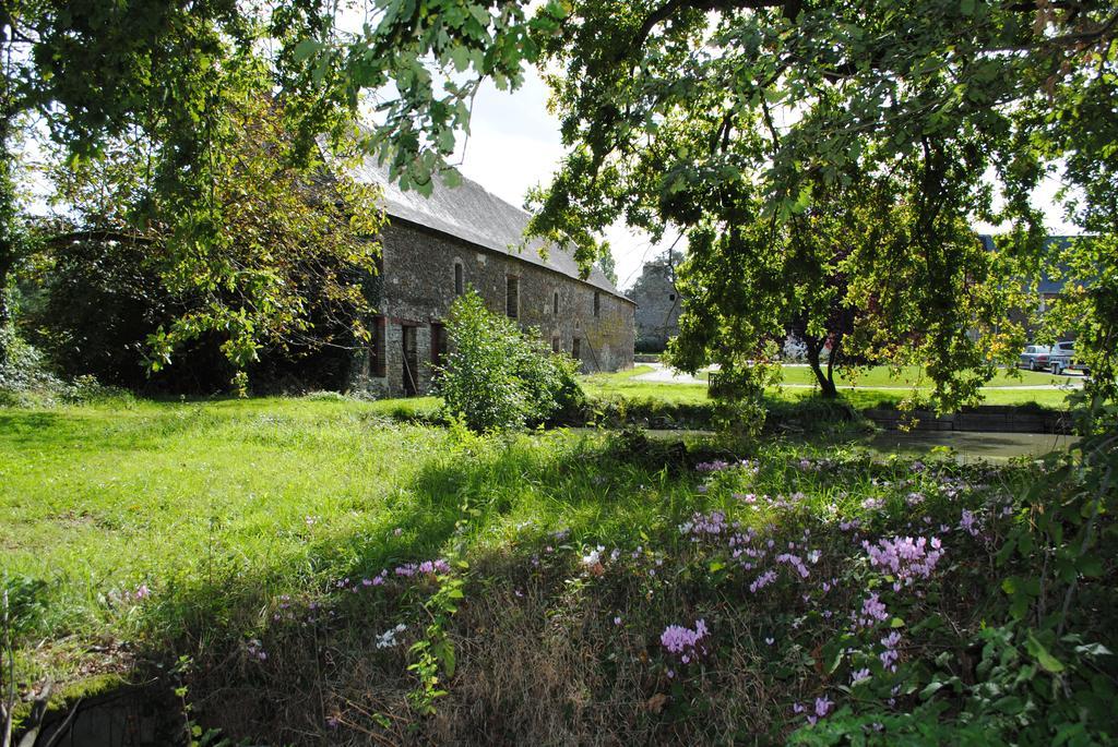 Le Manoir De La Vieille Douve Bed and Breakfast Bourg-d'Ire Exterior foto